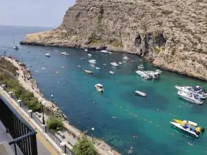 Minute walk to the beach - Munxar