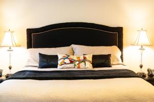 King Room 1 with Private Bathroom room in Camas Boutique Hotel