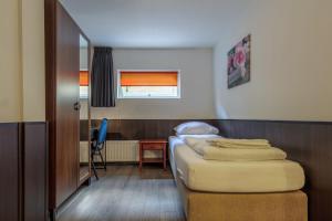 Single Room with Shared Shower and Toilet room in Hotel Randenbroek