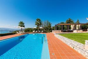 Villa Thealassa - Hanging Over the Sea by etouri