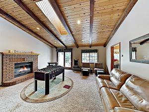 Four-Bedroom House room in Custom Retreat With Hot Tub & Garage Home