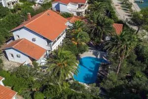 Beach Boy & Pool Girl Apartments - Vir