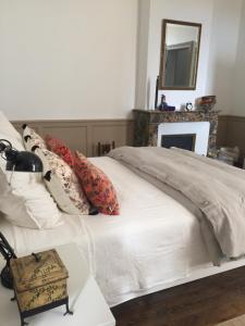 B&B / Chambres d'hotes Beautifully renovated rooms on Place New York : photos des chambres