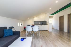Two-Bedroom Apartment room in Apartment LORO