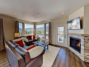 Three-Bedroom Apartment room in New Listing! Beautiful New Mountain-View Condo Condo