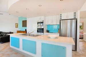 The Beach Shack 3BR Waterfront Resort, Own WIFI