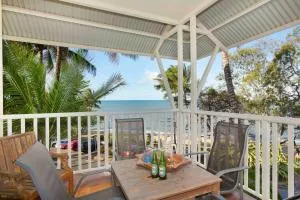 The Beach Shack 3BR Waterfront Resort, Own WIFI - Trinity Beach