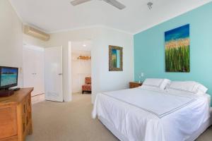 The Beach Shack 3BR Waterfront Resort, Own WIFI