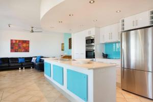 The Beach Shack 3BR Waterfront Resort, Own WIFI