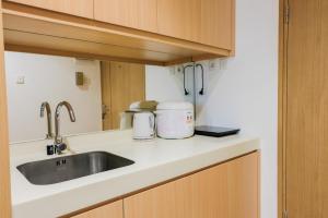 Cozy Studio Apartment at Tree Park City Cikokol By Travelio