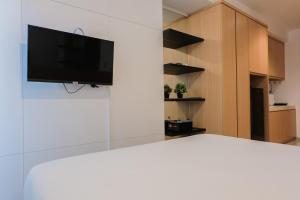 Cozy Studio Apartment at Tree Park City Cikokol By Travelio