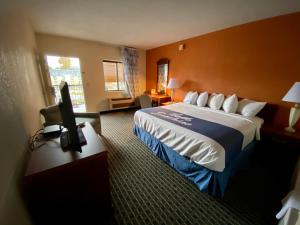 Standard King Room - Smoking room in Days Inn by Wyndham Morehead