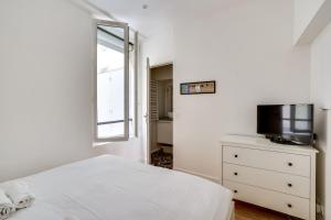 Apartment 3 people close Eiffel Tower by Weekome