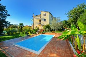 Apartments with pool Albina 