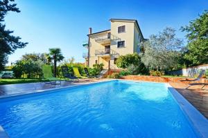 Apartments with pool Albina