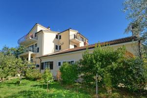 Apartment with pool Albina 3