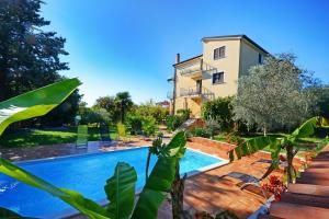 Apartment with pool Albina 3