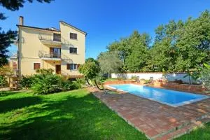 Apartment with pool Albina 3 - Valizza