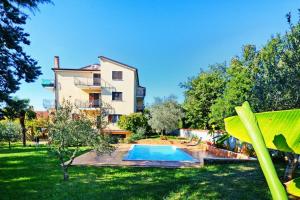 Apartment with pool Albina 3