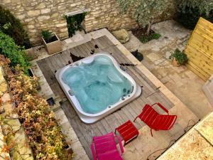 B&B / Chambres d'hotes La Maison des Vendangeurs - TABLE D'HOTES le soir du jeudi au lundi - Jacuzzi - Balneo SPA - ACCES Piscine UNIQUEMENT pour suite lit king size avec baignoire spa et chambre lit king Size baignoire spa Piscine de mai a octobre : photos des chambres