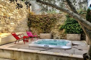 B&B / Chambres d'hotes La Maison des Vendangeurs - TABLE D'HOTES le soir du jeudi au lundi - Jacuzzi - Balneo SPA - ACCES Piscine UNIQUEMENT pour suite lit king size avec baignoire spa et chambre lit king Size baignoire spa Piscine de mai a octobre : photos des chambres