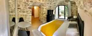 B&B / Chambres d'hotes La Maison des Vendangeurs - TABLE D'HOTES le soir du jeudi au lundi - Jacuzzi - Balneo SPA - ACCES Piscine UNIQUEMENT pour suite lit king size avec baignoire spa et chambre lit king Size baignoire spa Piscine de mai a octobre : photos des chambres