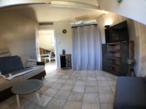 Appartements Logement atypique avec vue unique panoramique sur le lac d’Annecy, dans une residence avec plage et ponton privee sur la commune de Duingt (Rive gauche du lac). : photos des chambres