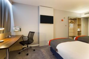 Standard Twin Room with Free Hot Breakfast - Accessible room in Holiday Inn Express London - Watford Junction an IHG Hotel