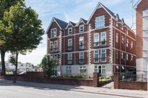 Sunny One Bedroom Apartment Near City Centre!