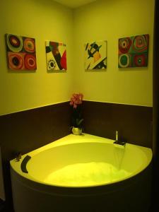 Doppelzimmer mit Whirlpool-Badewanne