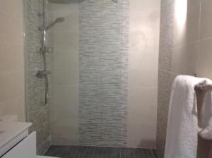 Chambre double avec salle de bain privative