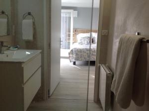 Sejours chez l'habitant Chambre double avec salle de bain privative : photos des chambres