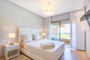 Lumineux et Vue dégagée sur Piscine à Prestigia