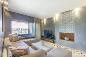 Lumineux et Vue dégagée sur Piscine à Prestigia