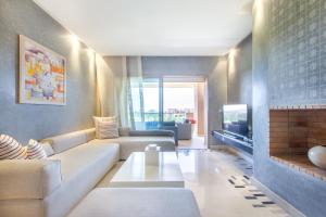 Lumineux et Vue dégagée sur Piscine à Prestigia