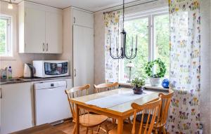 3 Bedroom Lovely Home In Orrefors