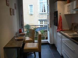 Appartements Petite Maison Romantique au calme, Coeur Historique, vue Ville et Jardin : photos des chambres