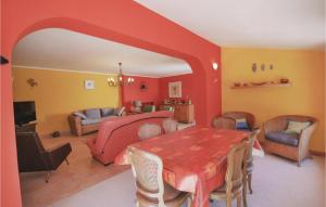 Maisons de vacances Lovely Home In Bagnols En Foret : photos des chambres