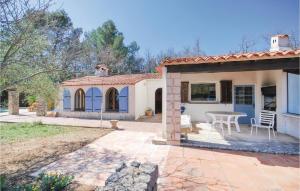 Maisons de vacances Stunning home in Bagnols en Foret with 4 Bedrooms, Private swimming pool and Outdoor swimming pool : photos des chambres