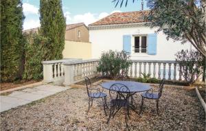 Maisons de vacances Nice home in Magalas with 4 Bedrooms, Internet and Outdoor swimming pool : photos des chambres