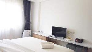 Economic Luxurious Studio Pinewood Apartment Jatinangor near JATOS By Travelio