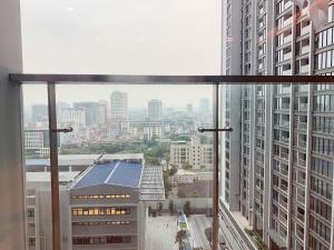 Lynn Housing Vinhomes Metropolis 2BR LuxuryService near Lotte