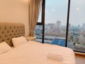 Lynn Housing Vinhomes Metropolis 2BR LuxuryService near Lotte