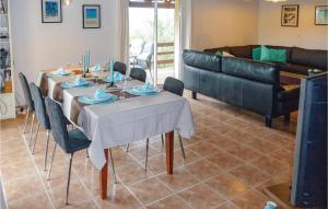 Maisons de vacances Beautiful Home In Pierrerue With Wifi, Private Swimming Pool And Outdoor Swimming Pool : photos des chambres