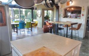 Maisons de vacances Beautiful Home In Caux With Wifi, Private Swimming Pool And Outdoor Swimming Pool : photos des chambres