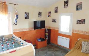 Maisons de vacances Beautiful Home In Caux With Wifi, Private Swimming Pool And Outdoor Swimming Pool : photos des chambres
