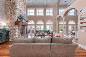 17500sqft PRIVATE ESTATE IndoorPool HotTub BIG LAKEVIEW Tennis Court Theater SDC