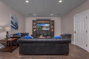 17500sqft PRIVATE ESTATE IndoorPool HotTub BIG LAKEVIEW Tennis Court Theater SDC