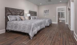 17500sqft PRIVATE ESTATE IndoorPool HotTub BIG LAKEVIEW Tennis Court Theater SDC