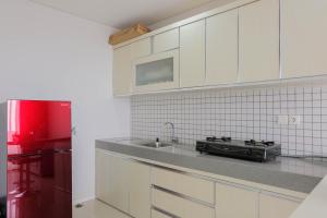 Luxurious and Comfy 2BR Paddington Heights Alam Sutera Apartment By Travelio